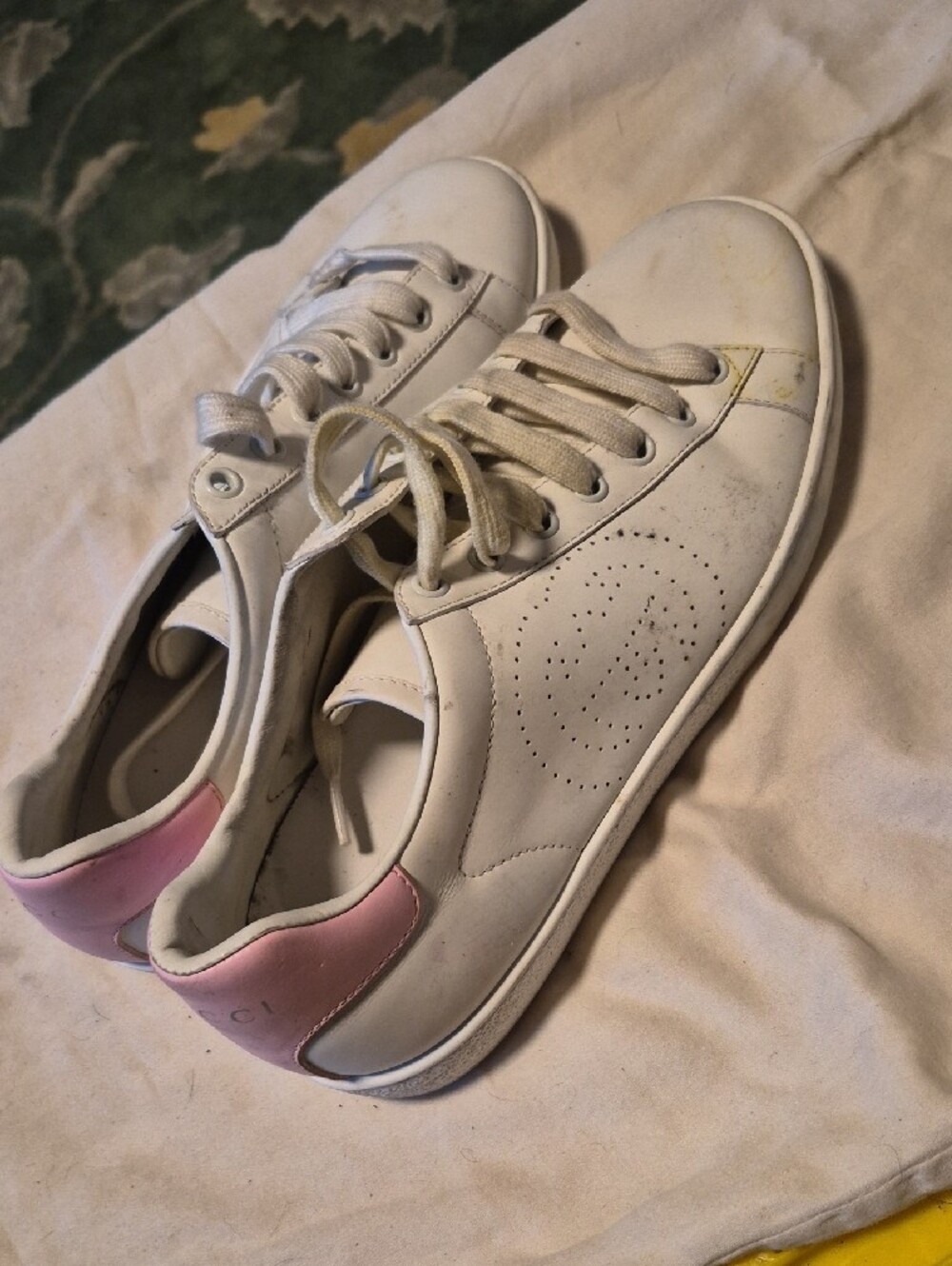 Gucci White Leather Sneakers with Pink Heel Tab - Picture 2 of 8